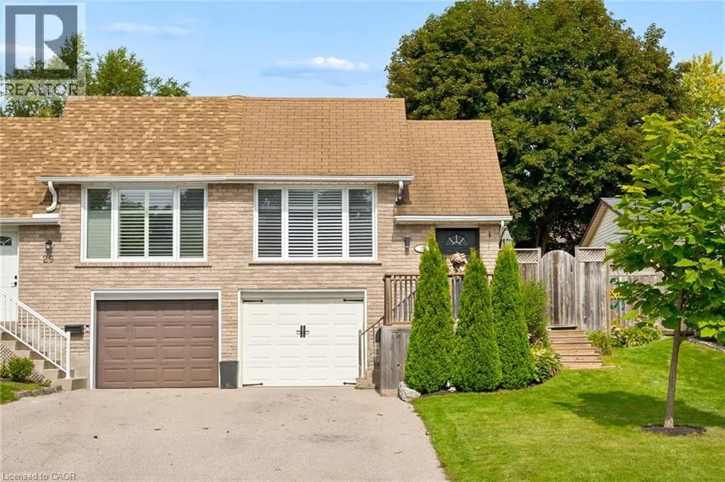 27 NICKOLAS Crescent