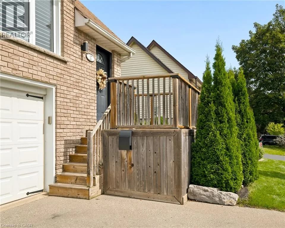 27 NICKOLAS Crescent — photo 4 of 39