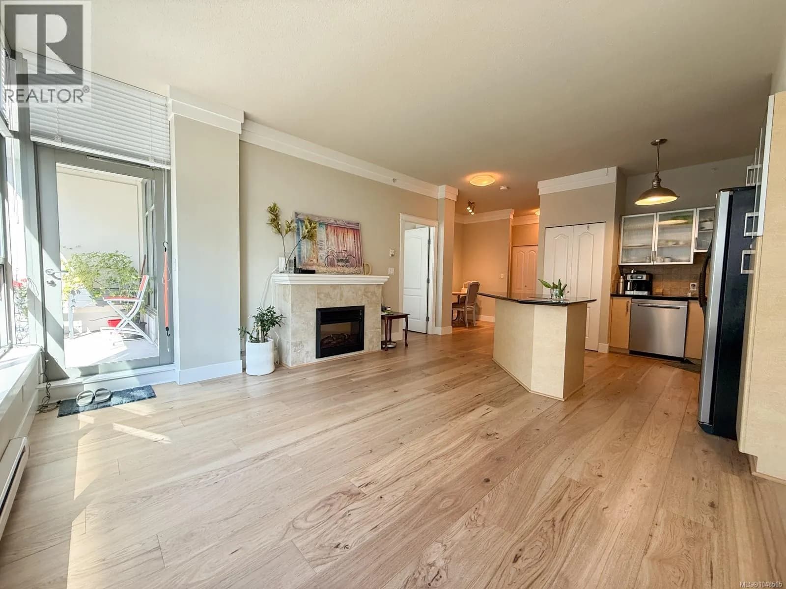 303 845 Yates St — photo 3 of 20