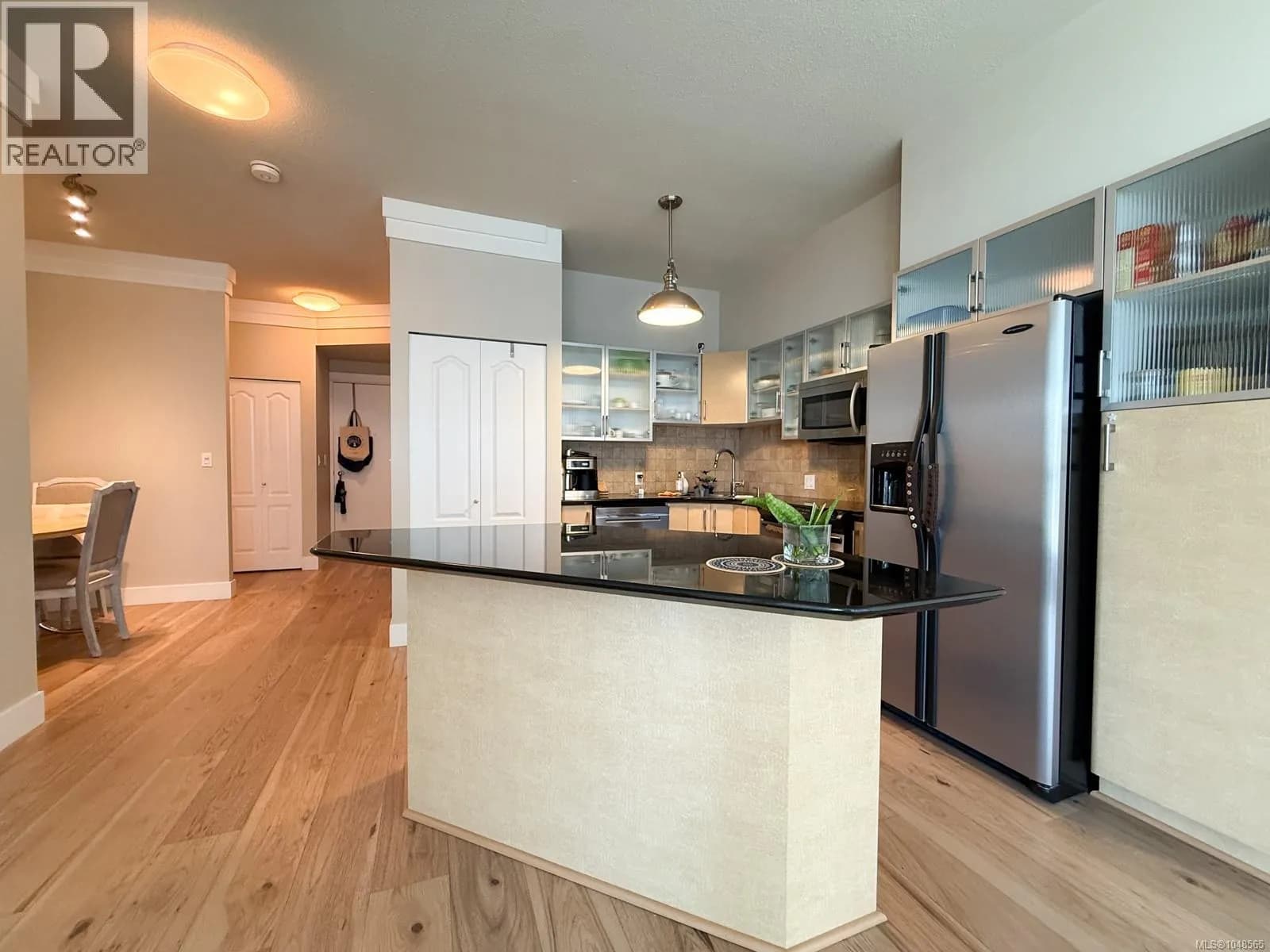 303 845 Yates St — photo 5 of 20