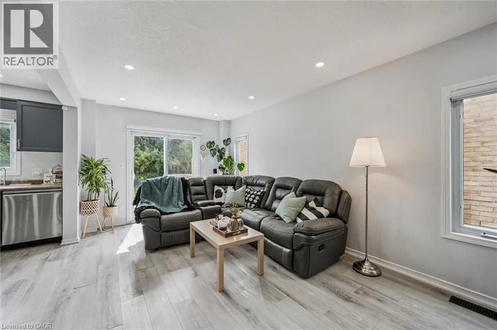 81 WINDALE Crescent — photo 4 of 25