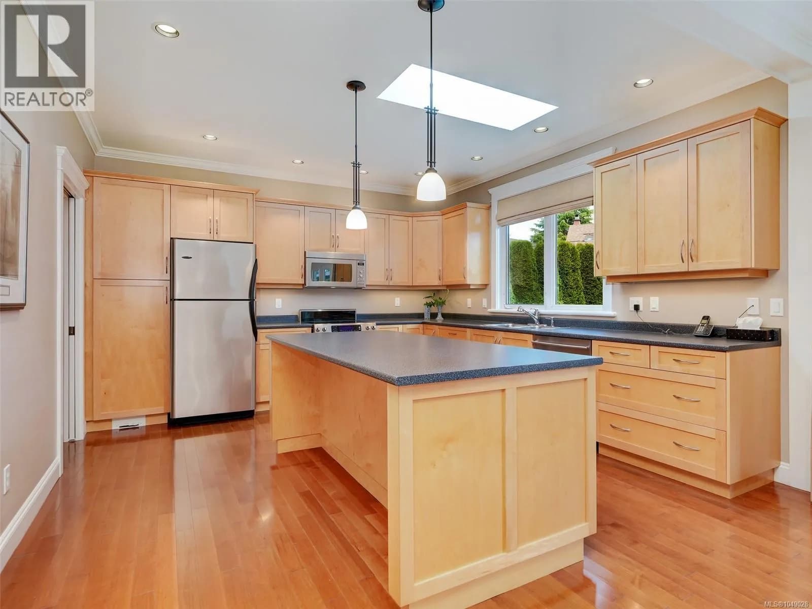 2286 Hazelton Pl — photo 4 of 37