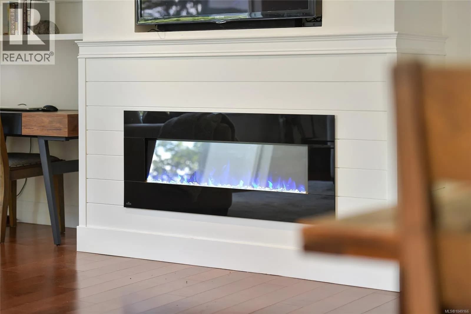 10 3008 Quadra St — photo 3 of 42
