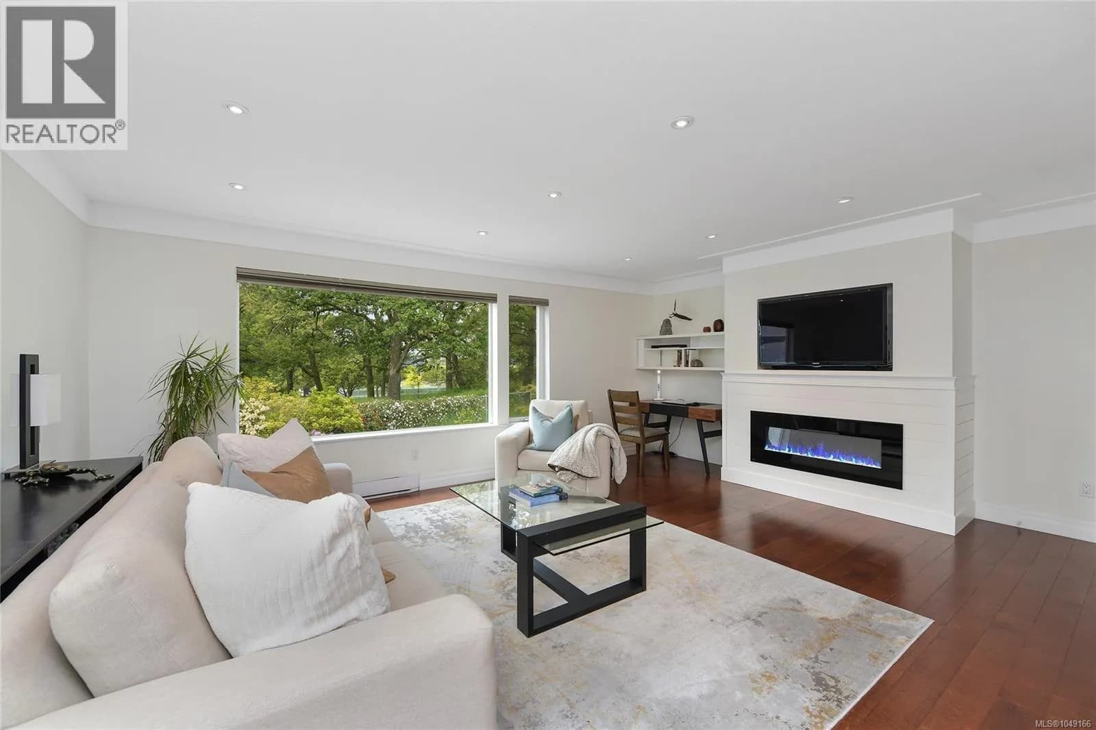 10 3008 Quadra St — photo 4 of 42