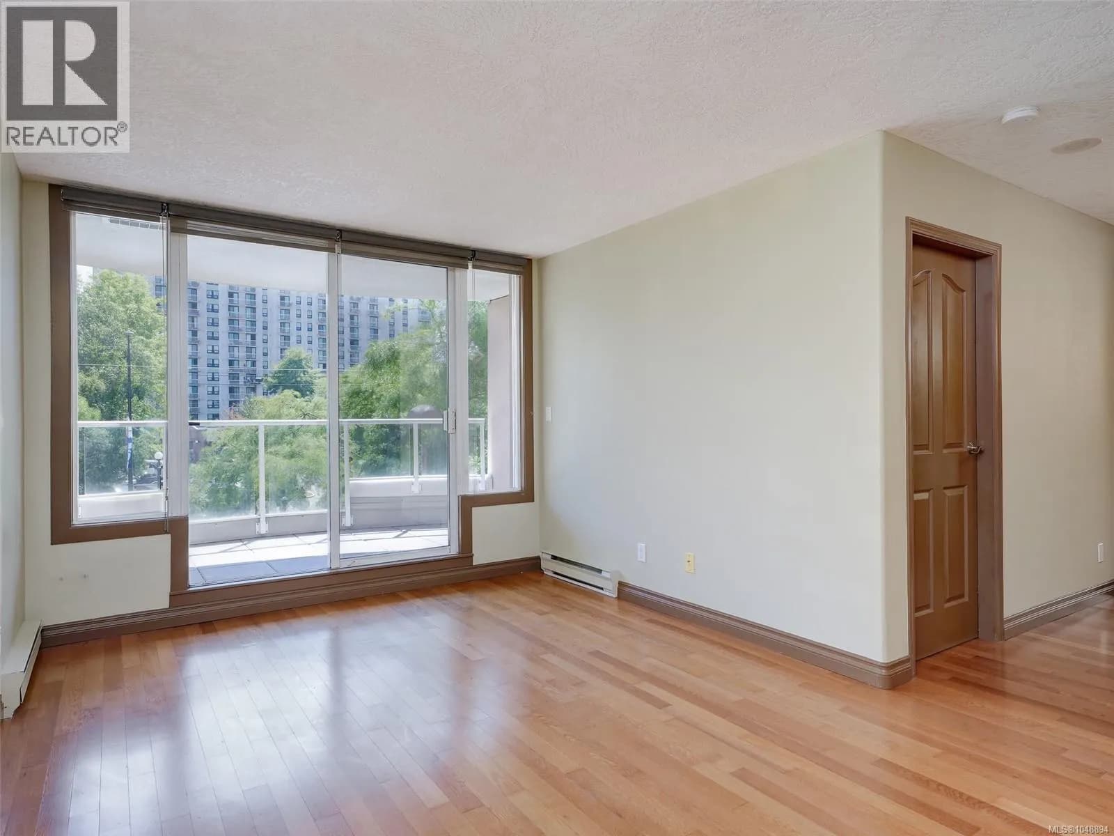 205 930 Yates St — photo 4 of 28