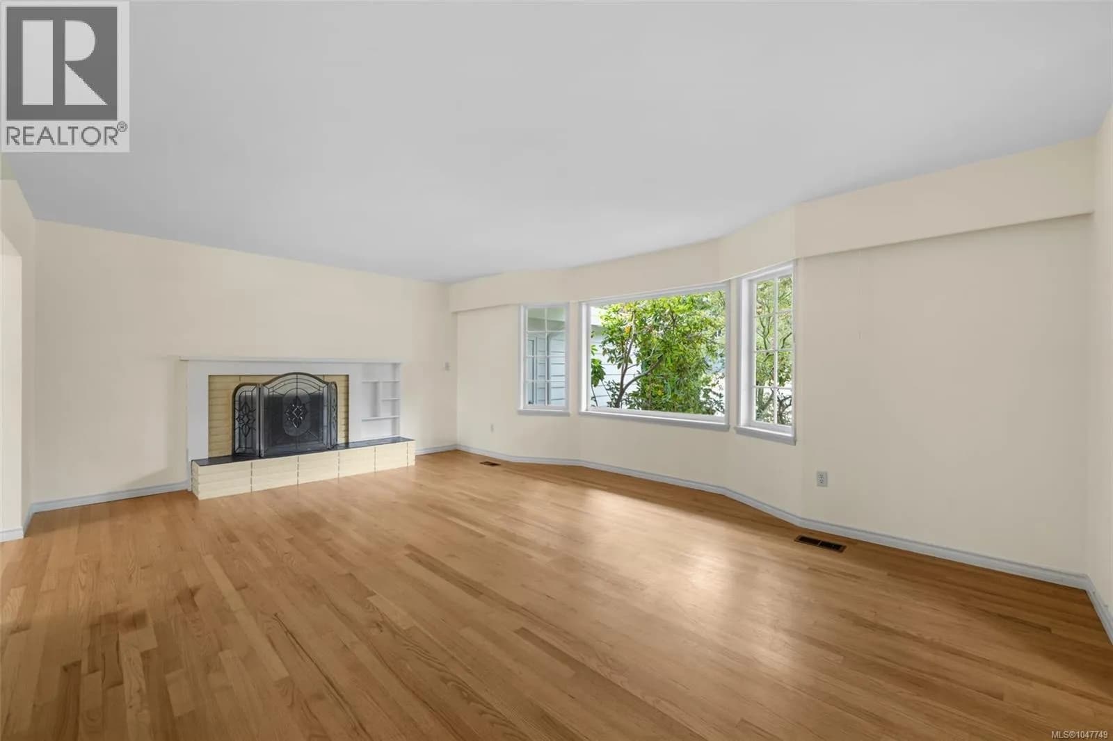 3558 Redwood Ave — photo 2 of 44