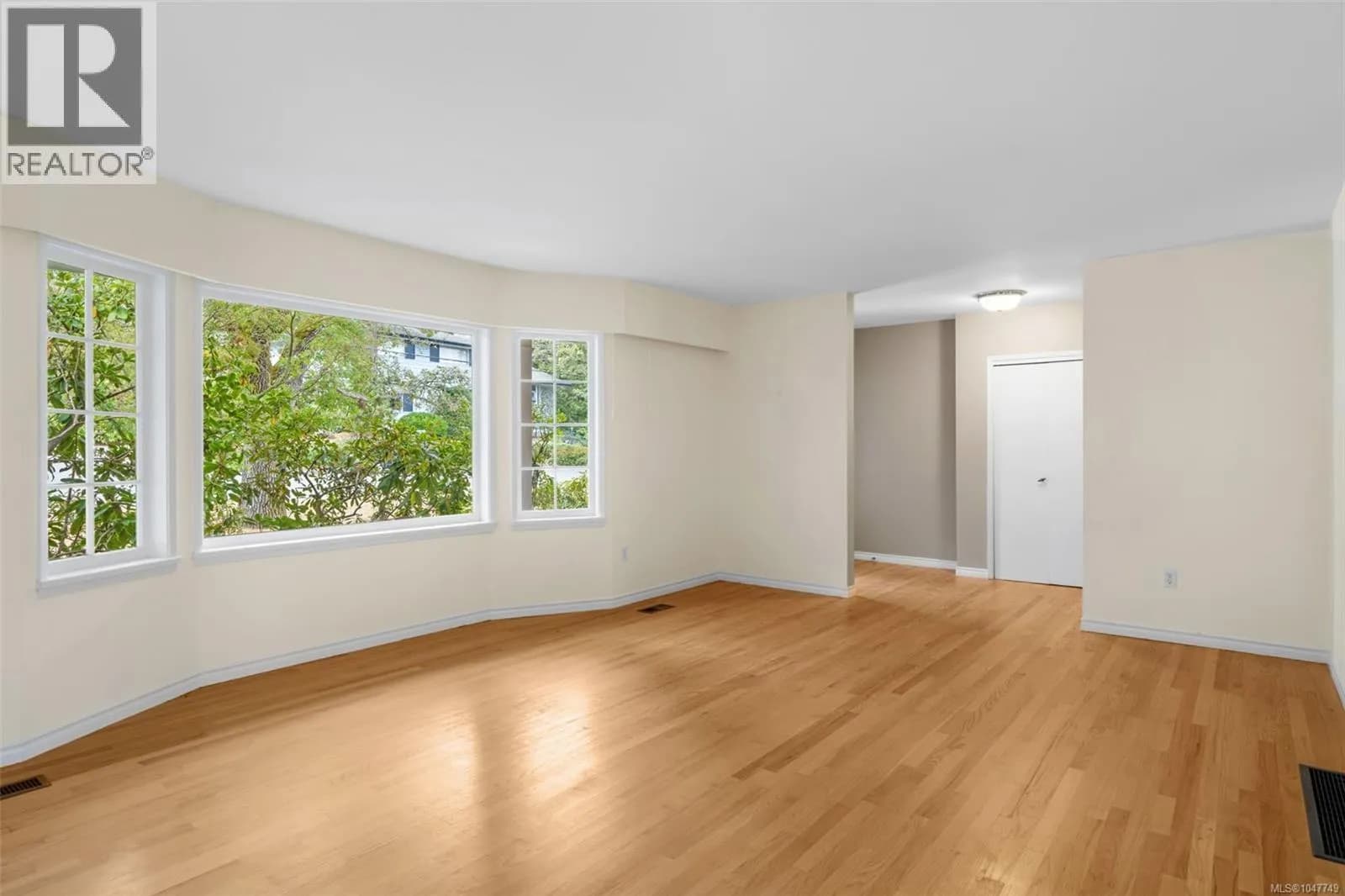3558 Redwood Ave — photo 3 of 44