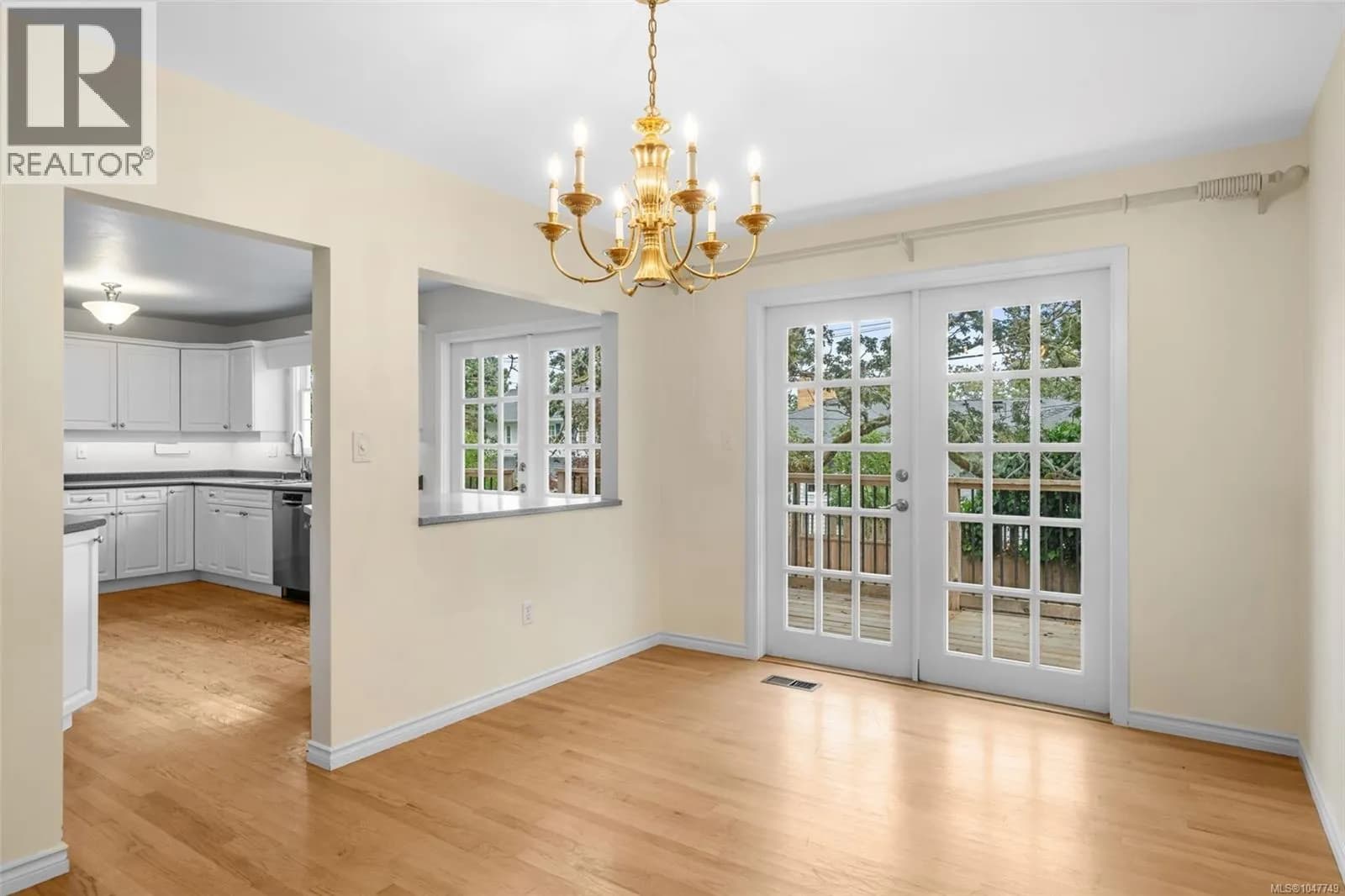 3558 Redwood Ave — photo 4 of 44