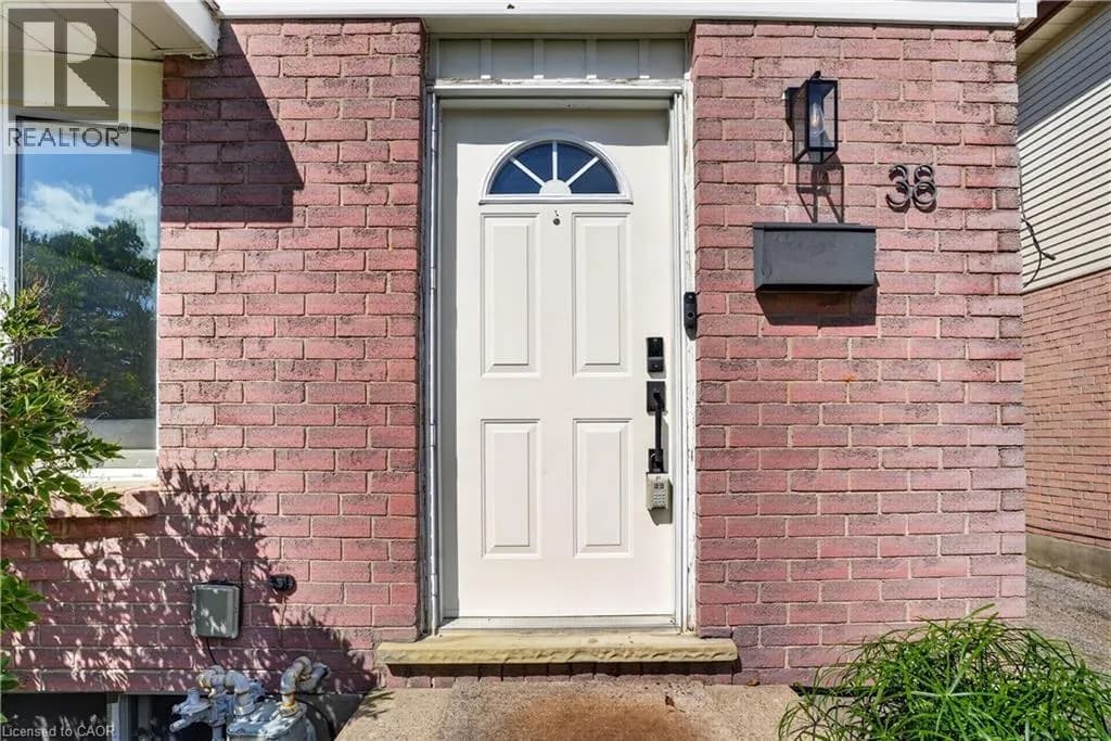 38 MEADOW WOODS Crescent — photo 4 of 50