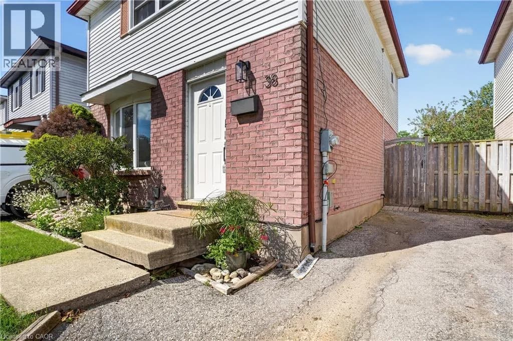 38 MEADOW WOODS Crescent — photo 5 of 50