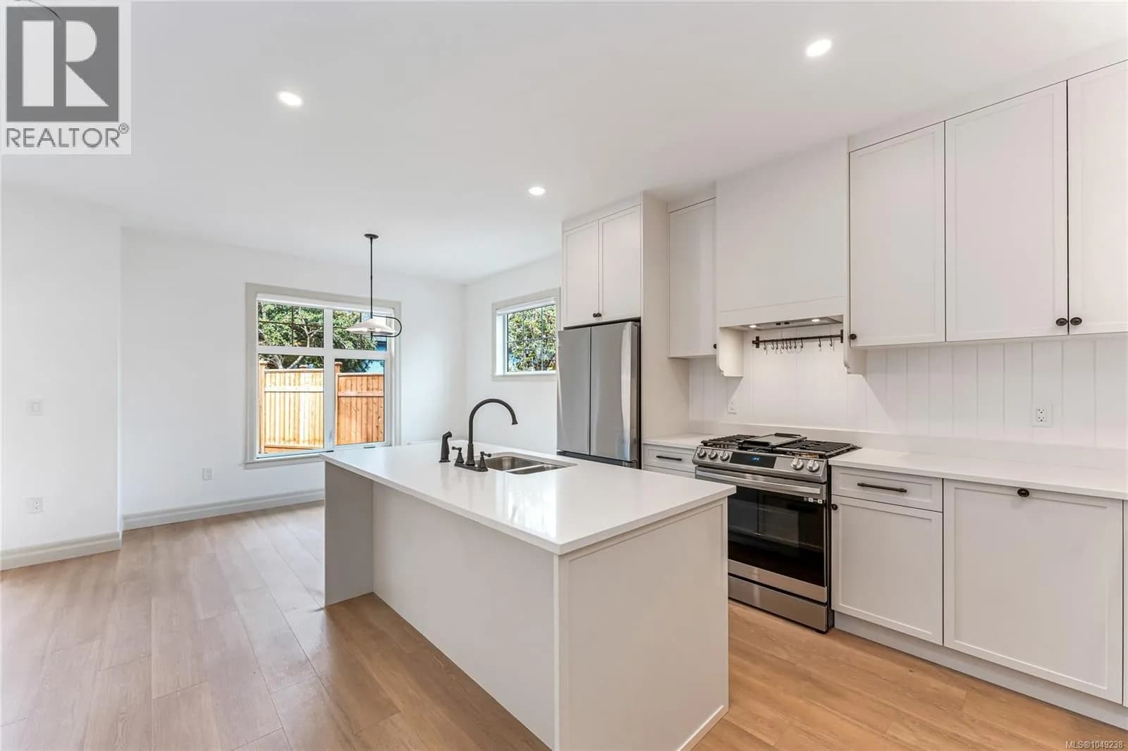 3 3098 Washington Ave — photo 3 of 20