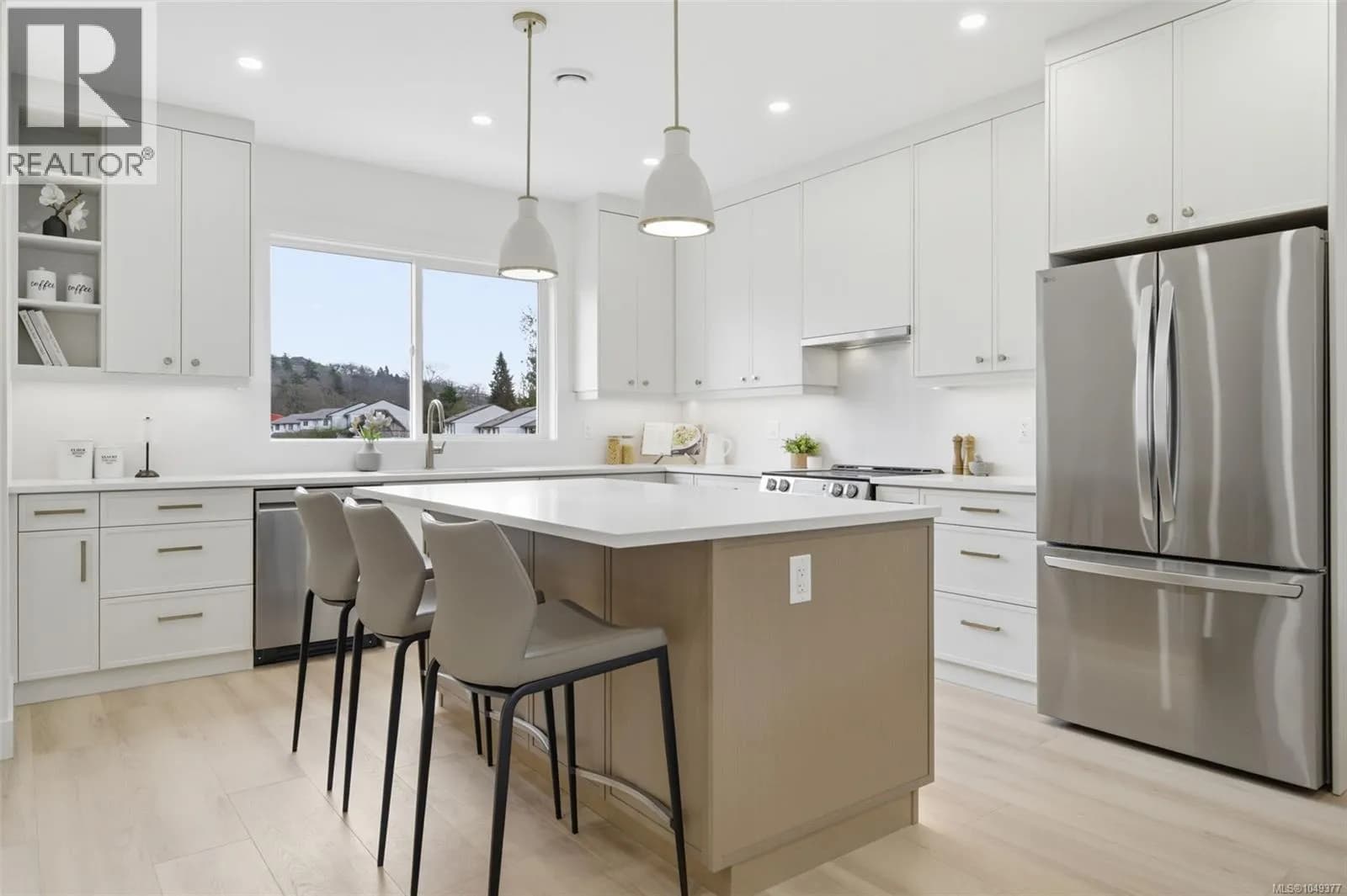 1 621 Broadway St — photo 3 of 25