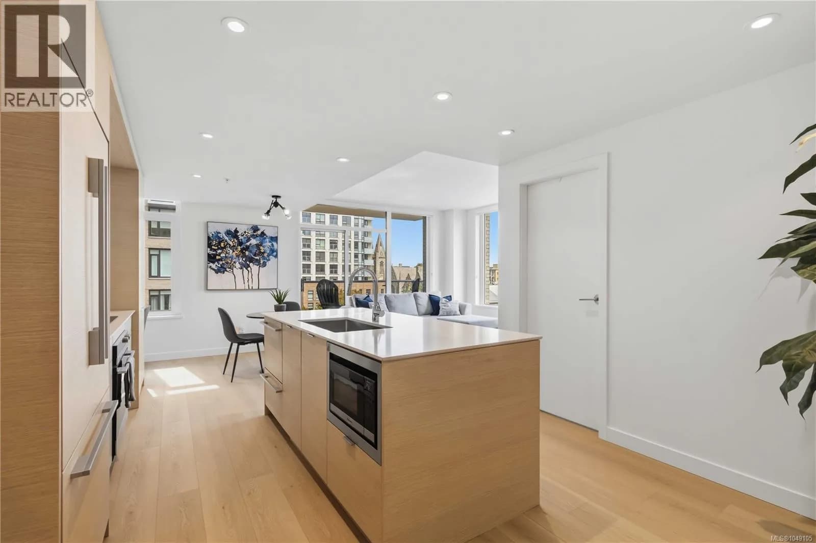 706 848 Yates St — photo 3 of 29