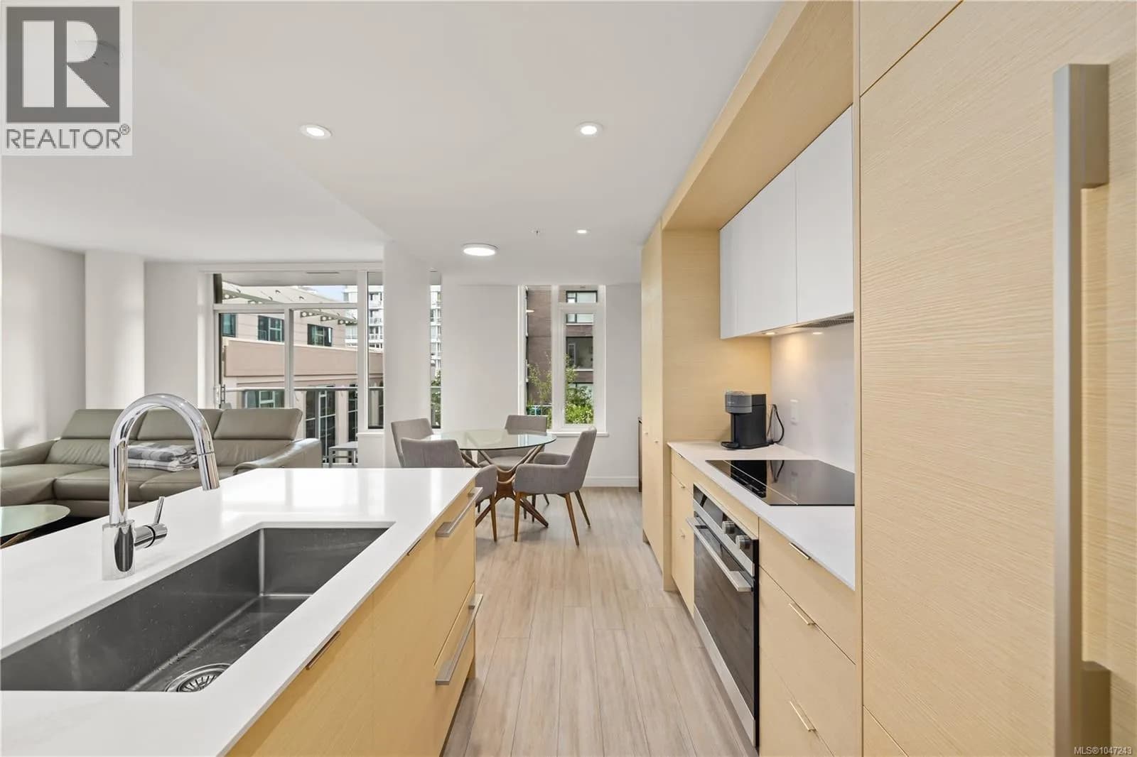 403 848 Yates St — photo 3 of 20