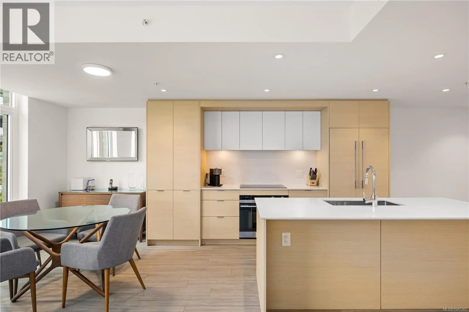 403 848 Yates St — photo 4 of 20