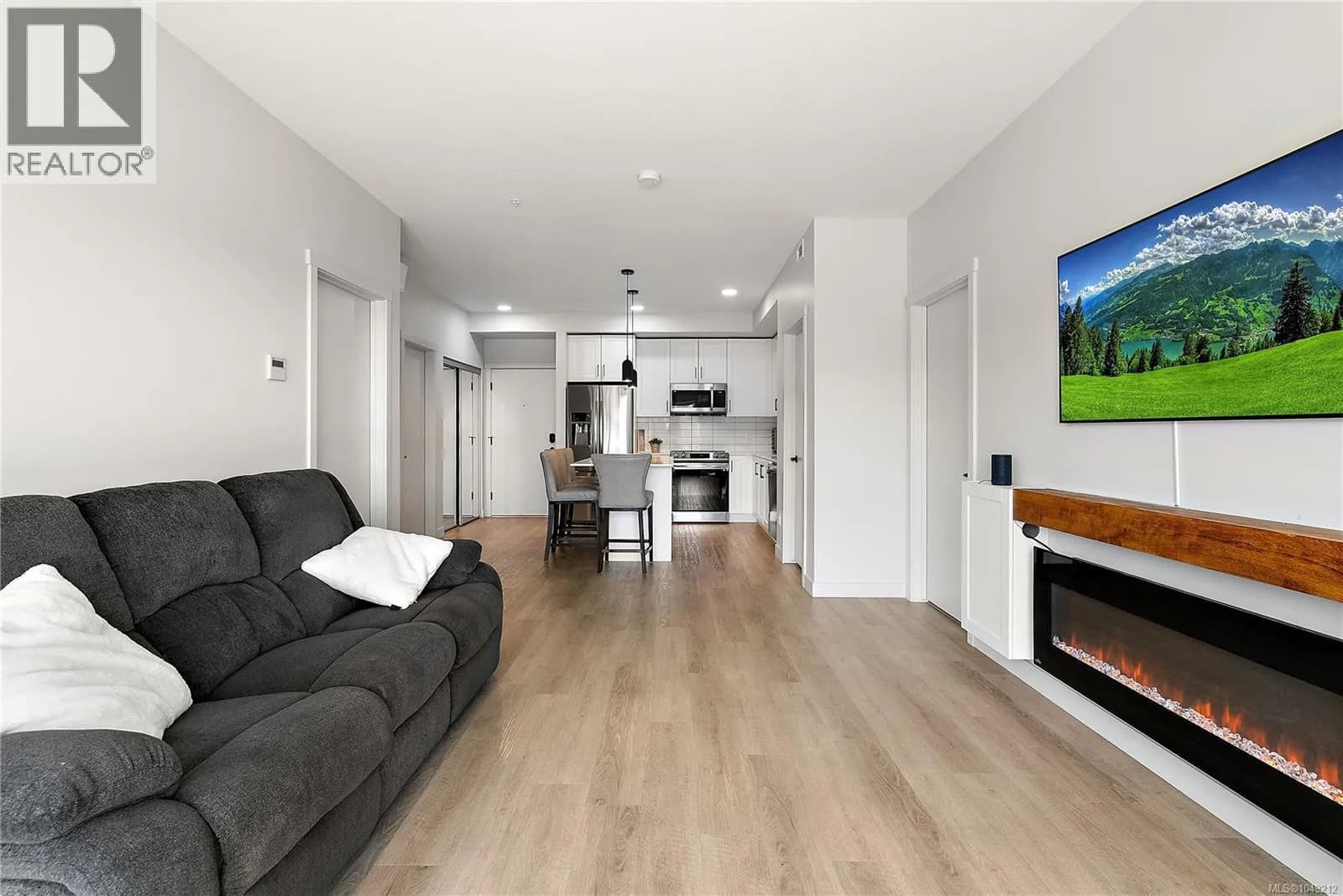 412 2461 Gateway Rd — photo 5 of 31
