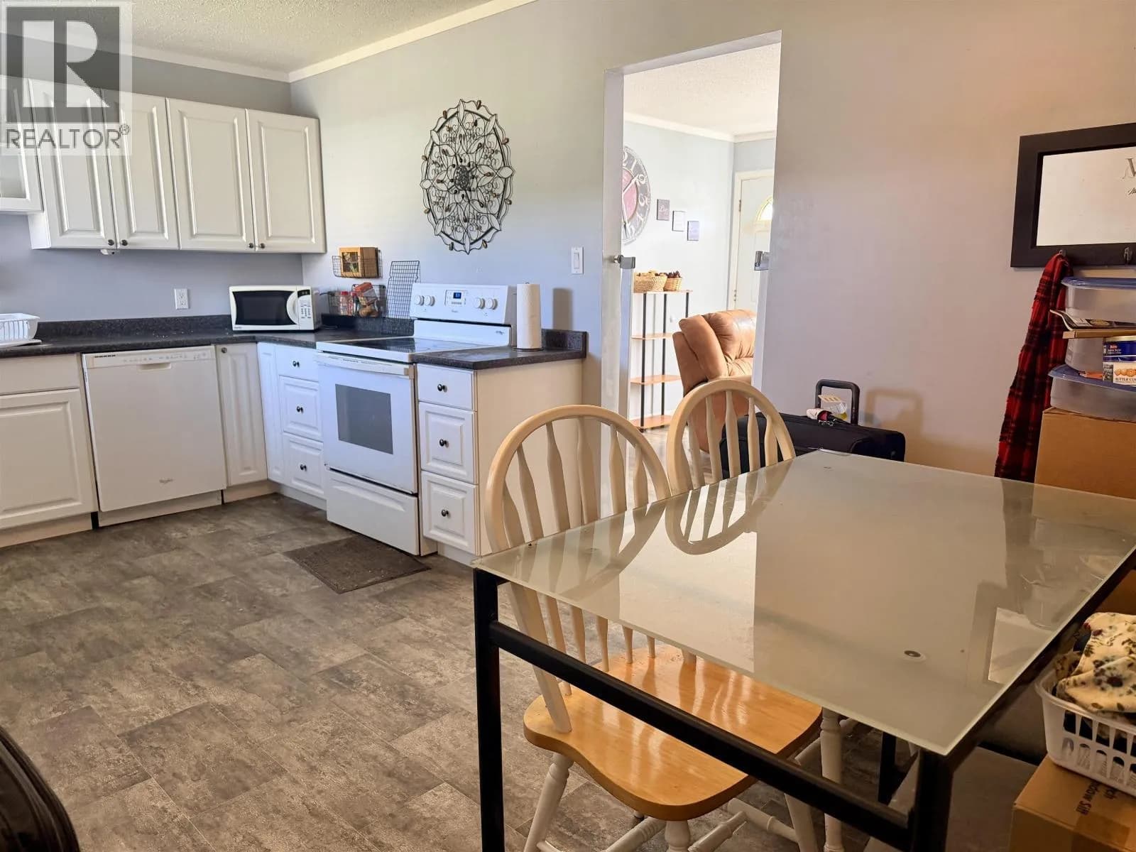 28 LILLOOET CRESCENT — photo 5 of 15