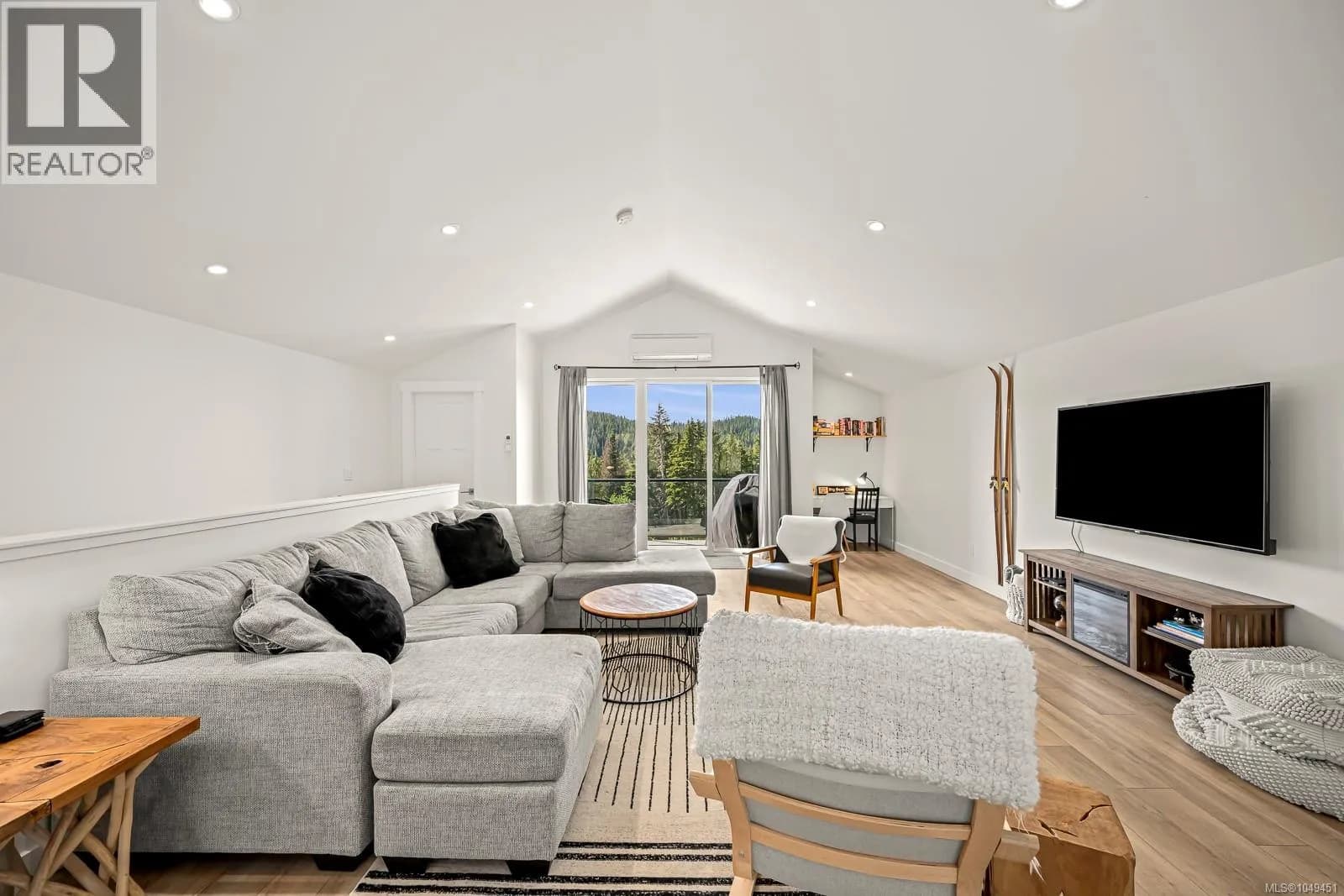 425 Arrowsmith Ridge — photo 5 of 58